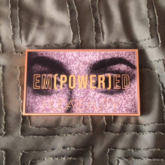 *SOLD* Huda Beauty | Eyeshadow palette - Picture 4 of 4
